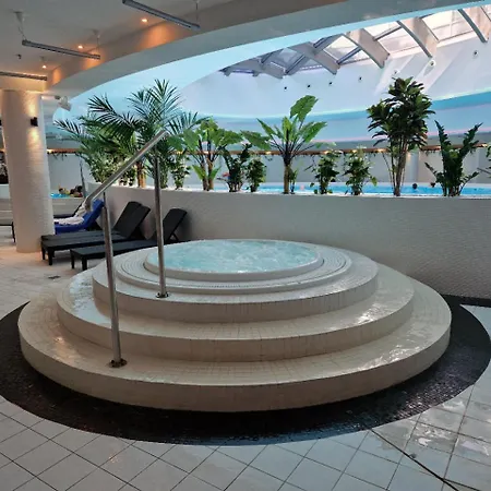 Apartly Hanza Tower View I Pool, Sauna, Jacuzzi & Parking Appartement