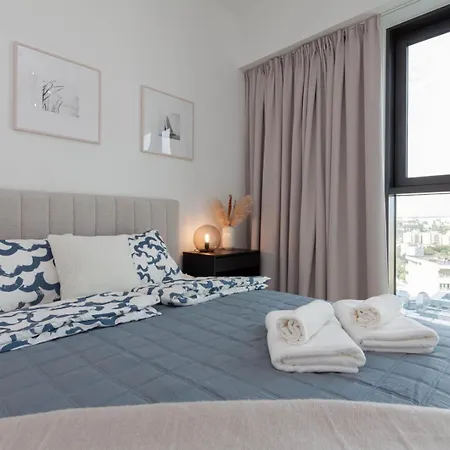 Apartly Hanza Tower View I Pool, Sauna, Jacuzzi & Parking *