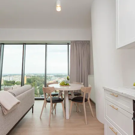 Apartly Hanza Tower View I Pool, Sauna, Jacuzzi & Parking Appartement