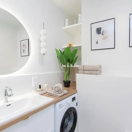 Apartly Hanza Tower View I Pool, Sauna, Jacuzzi & Parking Appartement *