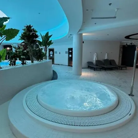 Apartly Hanza Tower View I Pool, Sauna, Jacuzzi & Parking