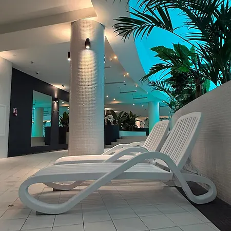 Apartly Hanza Tower View I Pool, Sauna, Jacuzzi & Parking Appartement