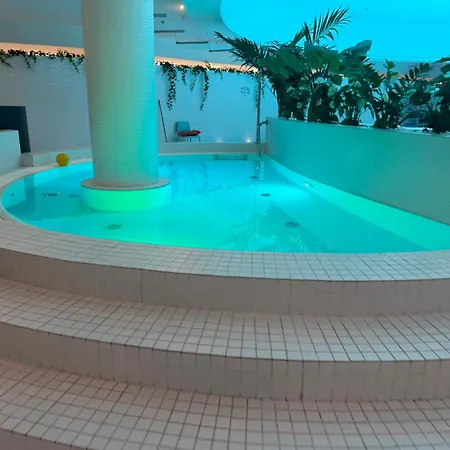 Apartly Hanza Tower View I Pool, Sauna, Jacuzzi & Parking Appartement *